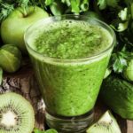 Copo de Suco Com Vegetais Verdes